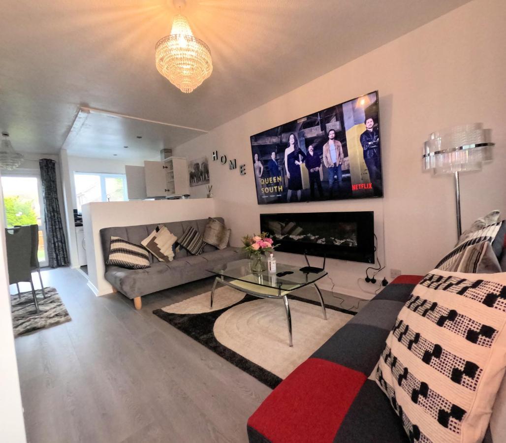 Milton Keynes Luxury Short Stay House With Wifi And Free Parking Wolverton  Экстерьер фото