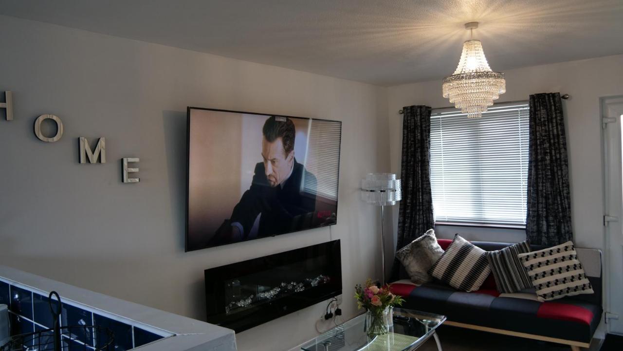 Milton Keynes Luxury Short Stay House With Wifi And Free Parking Wolverton  Экстерьер фото