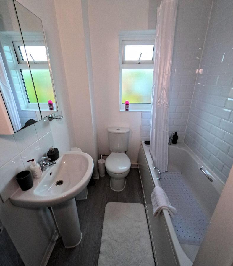 Milton Keynes Luxury Short Stay House With Wifi And Free Parking Wolverton  Экстерьер фото