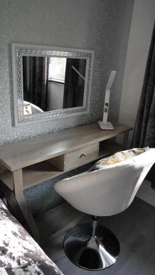 Milton Keynes Luxury Short Stay House With Wifi And Free Parking Wolverton  Экстерьер фото
