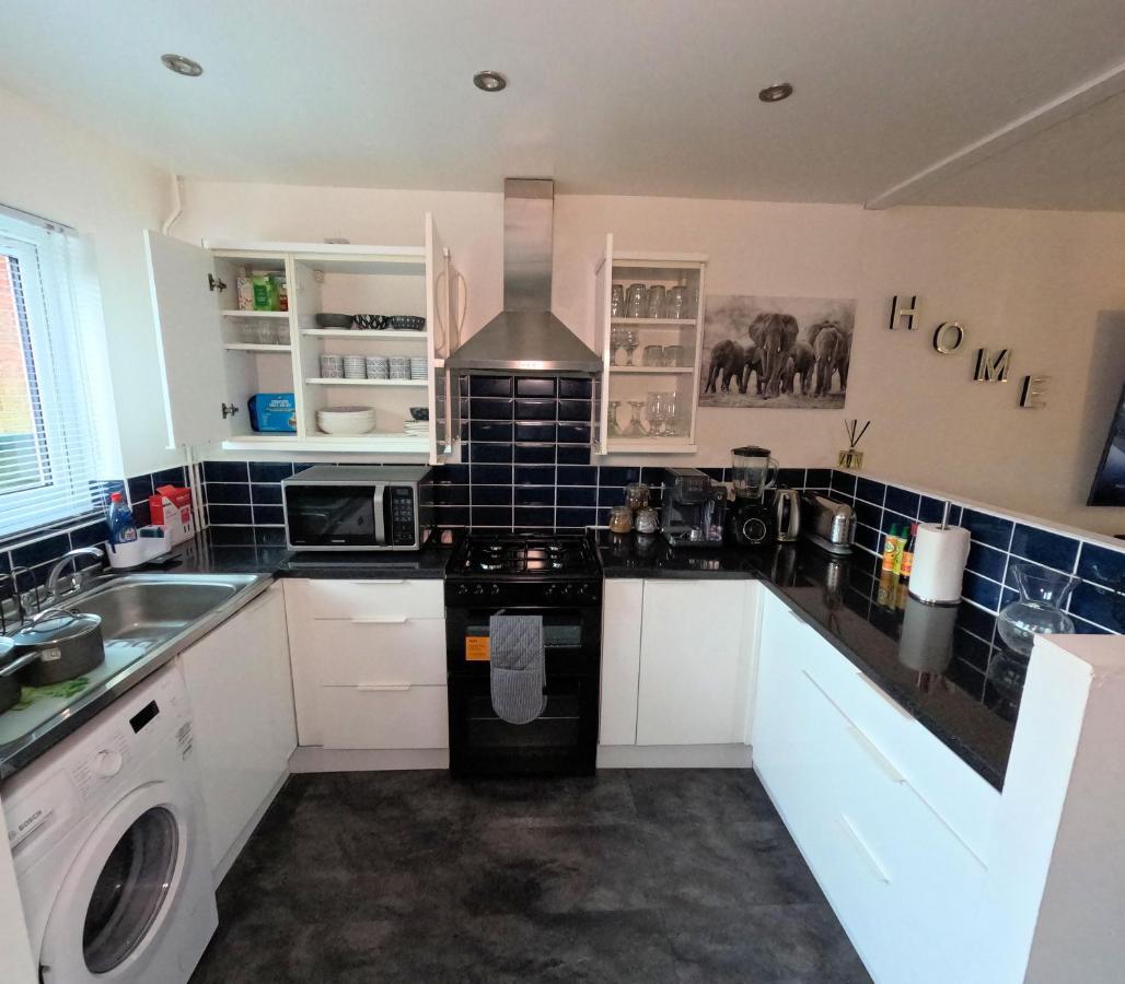 Milton Keynes Luxury Short Stay House With Wifi And Free Parking Wolverton  Экстерьер фото