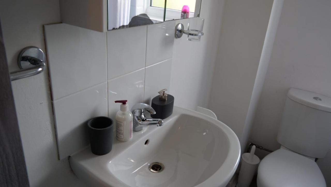 Milton Keynes Luxury Short Stay House With Wifi And Free Parking Wolverton  Экстерьер фото